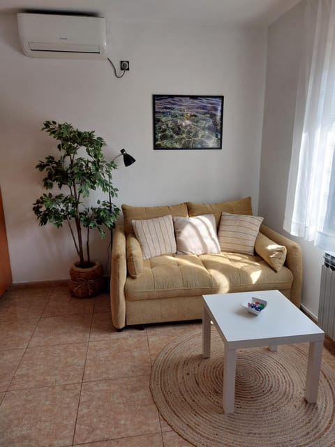 Living room, Seating area, air conditioner