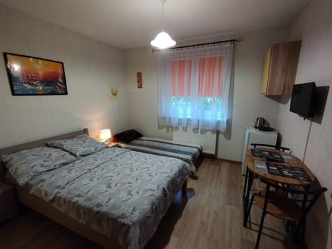 Bed, TV and multimedia, Photo of the whole room, Seating area, Evening entertainment, Bedroom, hair dresser