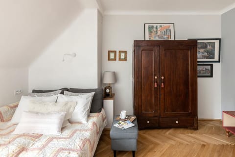 Bed, Living room, Photo of the whole room, Seating area, Bedroom