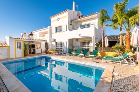 Property building, Day, Pool view, Swimming pool, sunbed