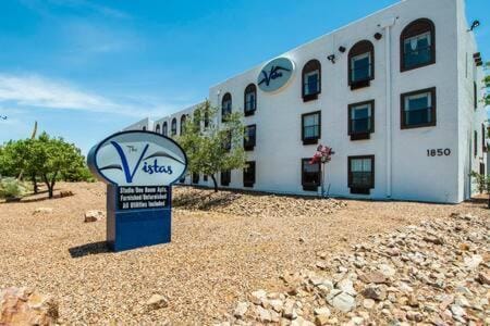 The Vistas 119 Modern studio with full kitchen 1st floor great location Apartment in Sierra Vista