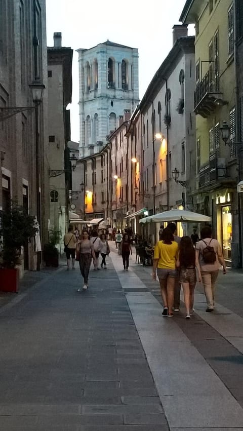 Property building, Nearby landmark, Restaurant/places to eat, Neighbourhood, Shopping Area