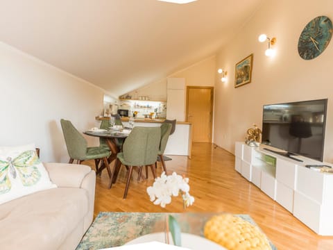 Living room, Seating area, Dining area