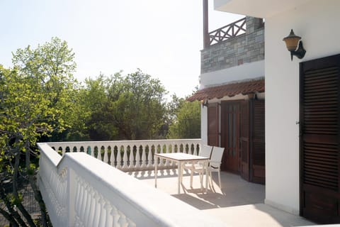 Property building, Patio, Balcony/Terrace