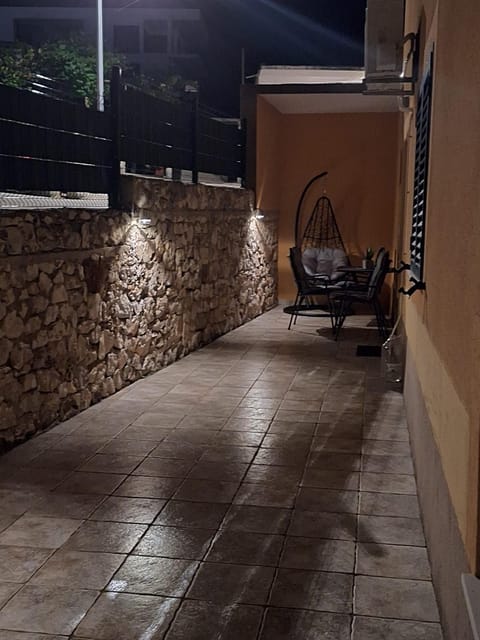 Apartment Nikola Bed and Breakfast in Okrug Gornji