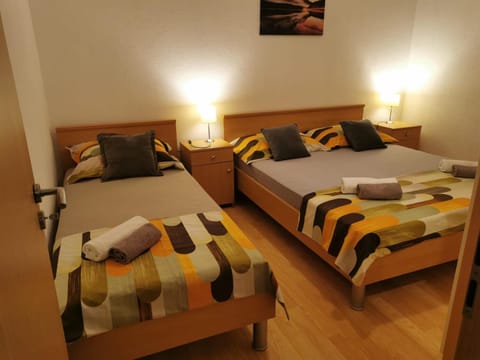 Apartment Nikola Bed and Breakfast in Okrug Gornji