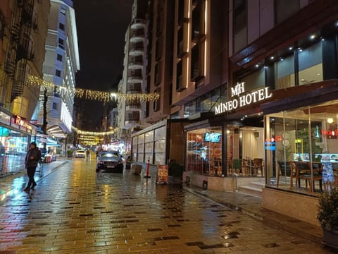 Property building, Restaurant/places to eat, Off site, Neighbourhood, City view, Street view