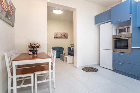 Kitchen or kitchenette, Seating area, Dining area