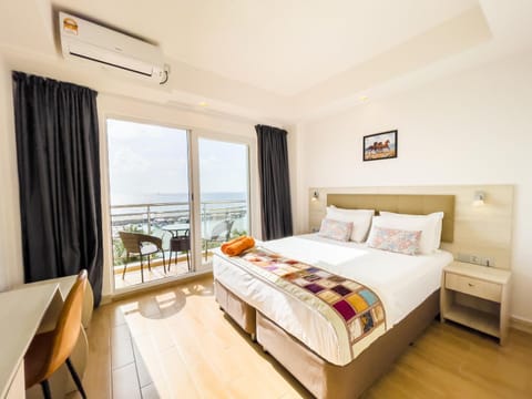 Bed, Balcony/Terrace, Living room, Photo of the whole room, Seating area, Bedroom, air conditioner