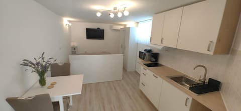 Bed, Dining area, kitchen