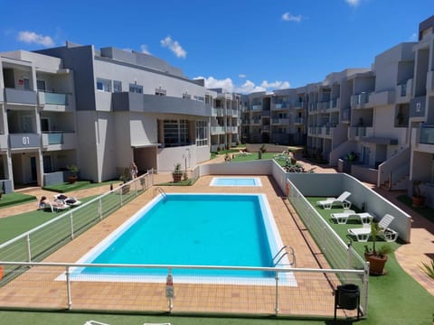Day, Swimming pool