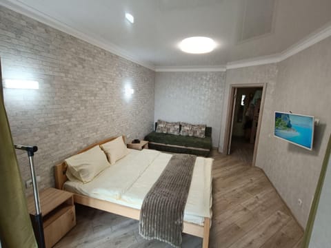 Bed, TV and multimedia, Bedroom