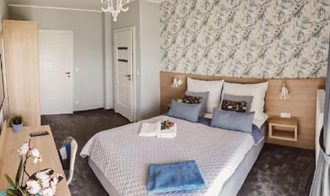 Bed, Bathroom, View (from property/room), Photo of the whole room, Bedroom, Garden view