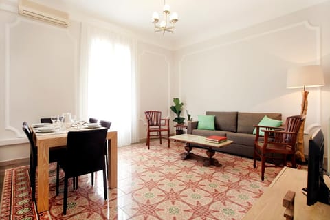 TV and multimedia, Living room, Seating area, Dining area