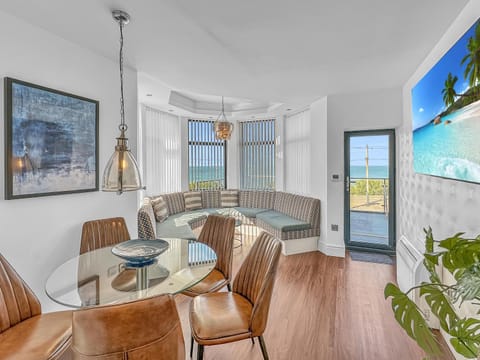 TV and multimedia, Living room, Seating area, Dining area