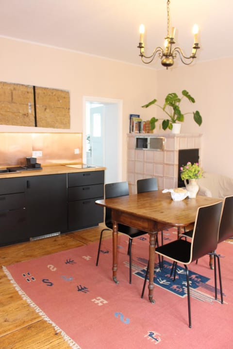 Kitchen or kitchenette, Living room, Seating area, Dining area, stove