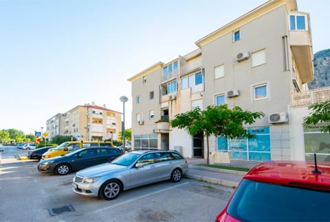 Neighbourhood, Street view, Parking
