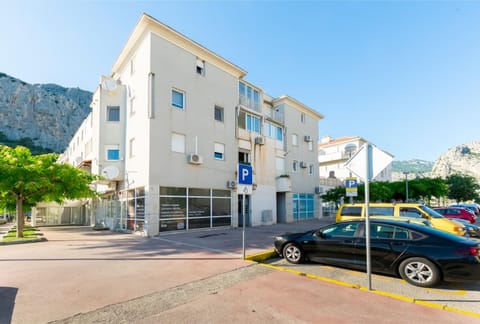 Property building, Neighbourhood, Street view, Parking
