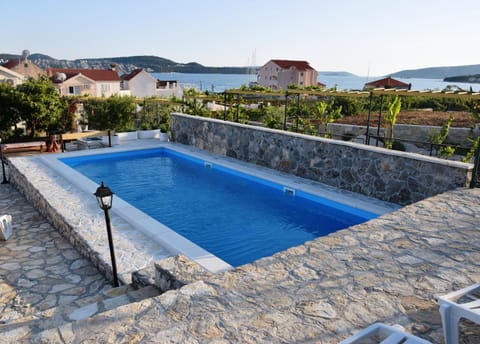Restaurant/places to eat, Pool view, Swimming pool