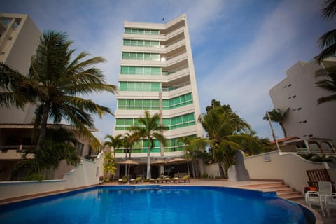 Property building, Day, Swimming pool