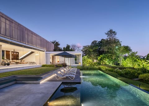 Property building, Garden, Garden view, Pool view, Swimming pool, sunbed