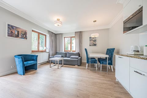 Kitchen or kitchenette, Living room, Seating area, Dining area