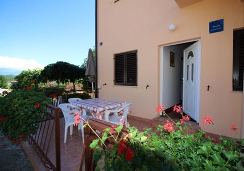 Facade/entrance, Balcony/Terrace