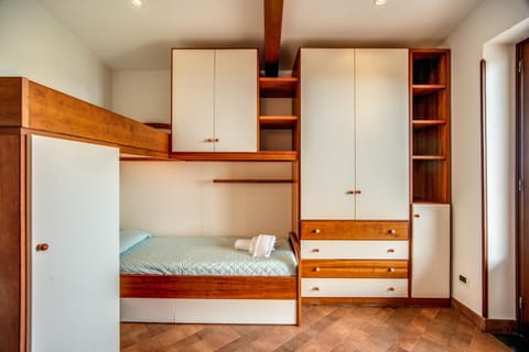 Bedroom, bunk bed