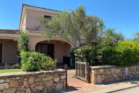 Property building, Patio, Facade/entrance, Garden