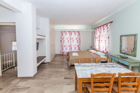 Photo of the whole room, Dining area