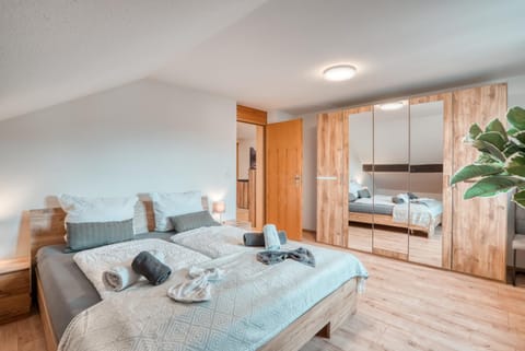 Photo of the whole room, Bedroom, wardrobe