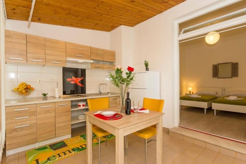 Kitchen or kitchenette, Dining area