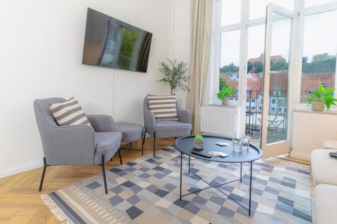 TV and multimedia, Living room, Seating area, Evening entertainment, Landmark view