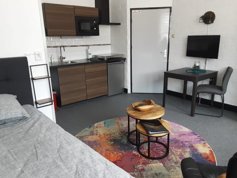 TV and multimedia, Kitchen or kitchenette, Living room, Seating area, Dining area