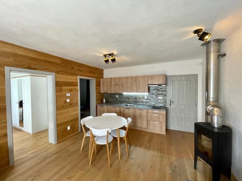 Kitchen or kitchenette, Dining area