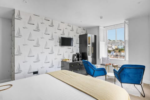 Bed, TV and multimedia, Seating area