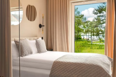 Spring, Bed, View (from property/room), Bedroom, Garden view, Lake view