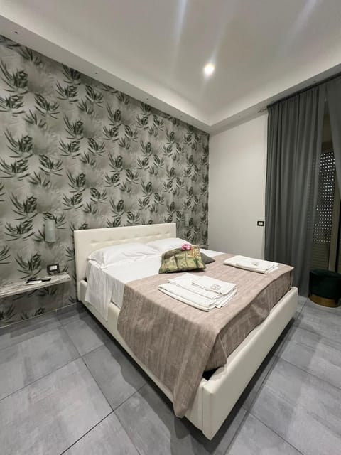 Bed, Bedroom, towels