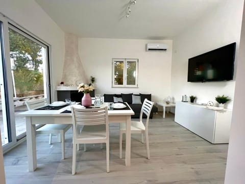 TV and multimedia, Living room, Seating area, Dining area, air conditioner