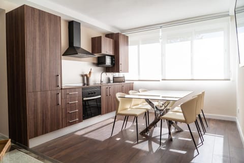 Kitchen or kitchenette, Dining area, minibar, pet friendly, stove