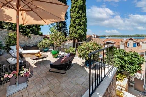 View (from property/room), Balcony/Terrace, Seating area, City view, Sea view