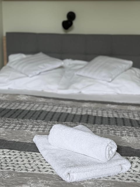 Bed, Bedroom, towels