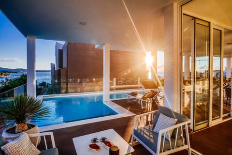 Seating area, Swimming pool, sunbed