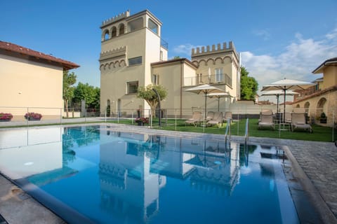 Property building, Garden, Hot Tub, Swimming pool