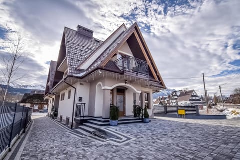 Property building, Day, Neighbourhood, Street view, Location, Parking