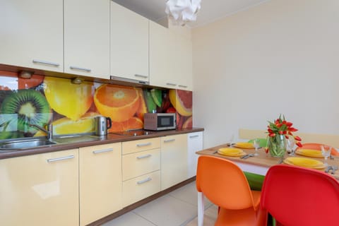 Kitchen or kitchenette, Dining area, minibar, pet friendly, stove