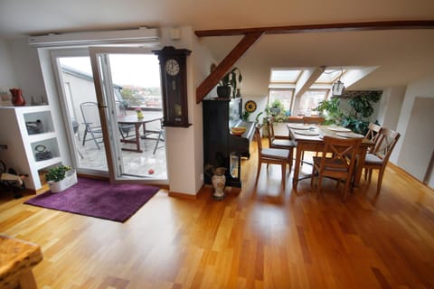 View (from property/room), Balcony/Terrace, Kitchen or kitchenette, Living room, Seating area, Dining area