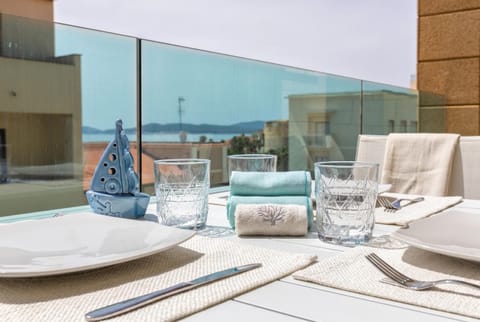 Seating area, Dining area, Sea view