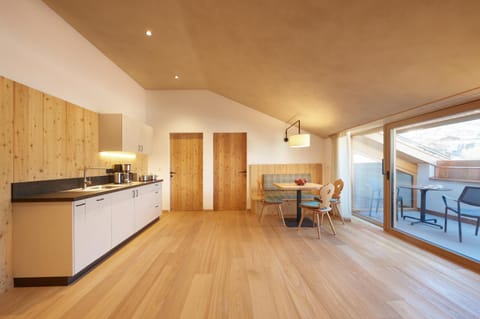 Kitchen or kitchenette, Seating area, Dining area