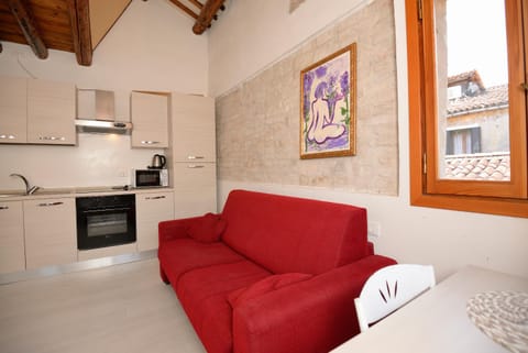 Kitchen or kitchenette, Seating area, Dining area